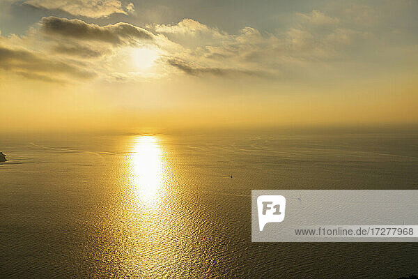 Mittelmeer bei stimmungsvollem Sonnenaufgang