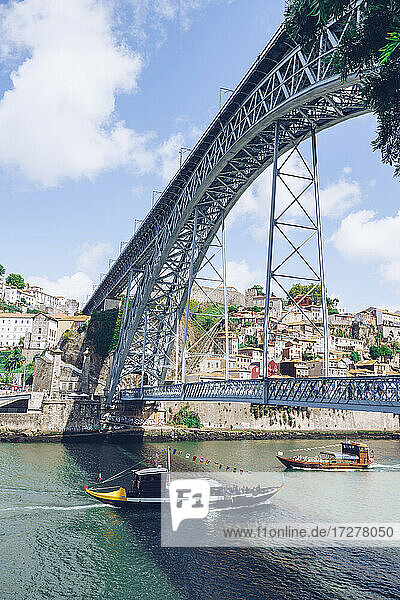 Dom Luis I Brücke über den Fluss Douro gegen den Himmel  Porto  Portugal