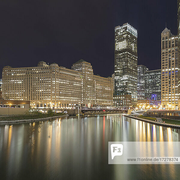 Beleuchtete Gebäude am Fluss bei Nacht  Chicago  USA