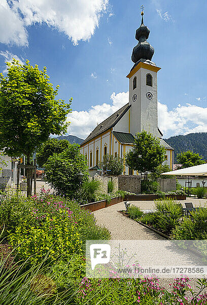 Deutschland  Bayern  Inzell  Stadtplatz vor der Kirche St. Michael im Sommer