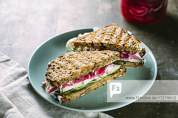 Gegrillte Sandwiches mit Gurken  Ziegenfrischkäse und eingelegten Zwiebeln