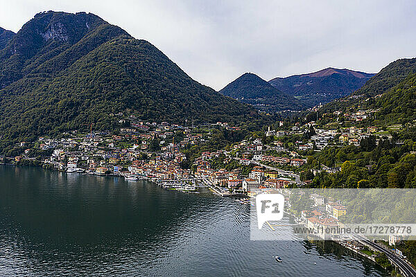 Luftaufnahme von Argegno am Comer See  Lombardei  Italien