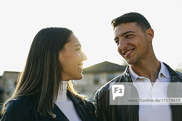 Paar lächelt  während es sich im Freien ansieht