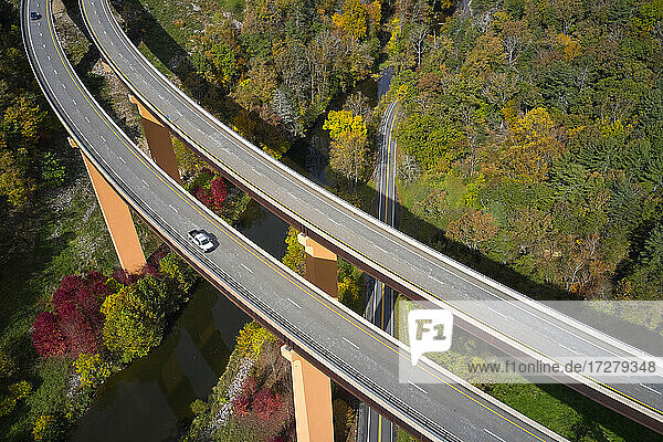 USA  West Virginia  Luftaufnahme der Brücke der U.S. Route 48 über den Lost River in den Appalachian Mountains