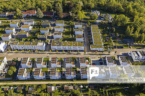 Deutschland  Baden-Württemberg  Esslingen am Neckar  Luftaufnahme eines modernen energieeffizienten Stadtteils