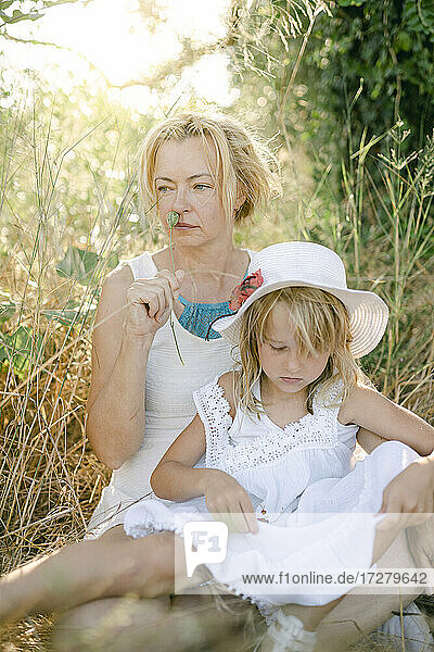 Mutter verbringt ihre Freizeit mit ihrer Tochter auf einem Feld in den Ferien