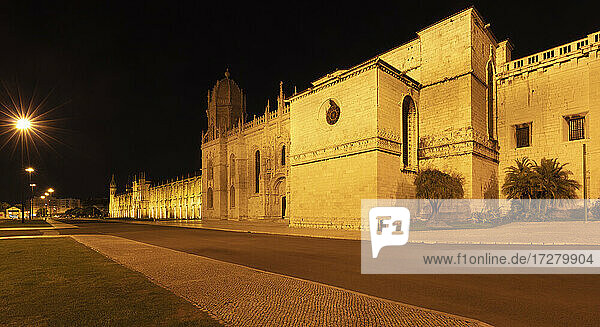 Portugal  Bezirk Lissabon  Lissabon  Leere Straße vor dem Jeronimos-Kloster bei Nacht