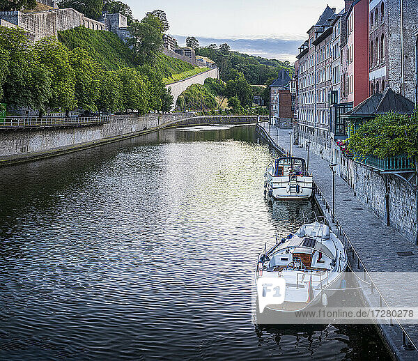 Belgien  Provinz Namur  Namur  Motorboote auf dem Stadtkanal