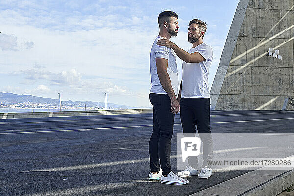 Schwules Paar im Parc del Forum gegen den Himmel  Barcelona  Spanien