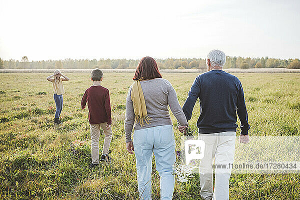 Großeltern verbringen am Wochenende Zeit mit ihren Enkeln auf dem Feld