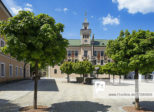 Deutschland  Bayern  Bad Reichenhall  Leerer Stadtplatz vor dem alten Rathaus im Frühling
