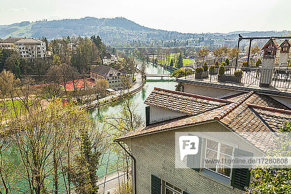 Hohe Winkel Ansicht des Flusses Aare in der Schweiz während des sonnigen Tages