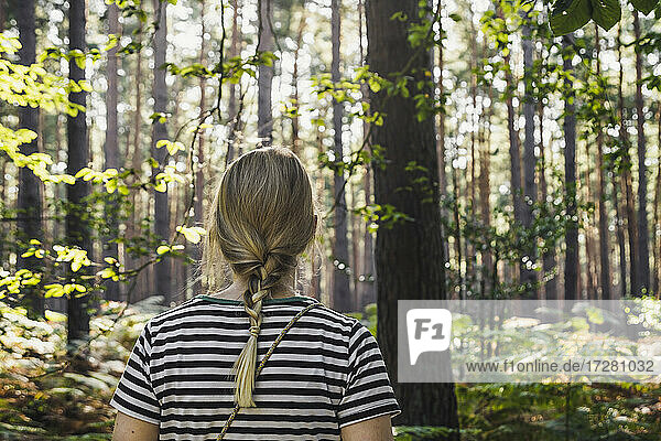 Junge Frau beim Wandern im Wald