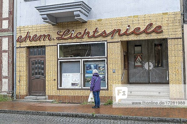 Eine Frau steht vor dem Schaufenster vom ehemaligen Lichtspielhaus in Dömitz  Mecklenburg-Vorpommern  Deutschland  Europa