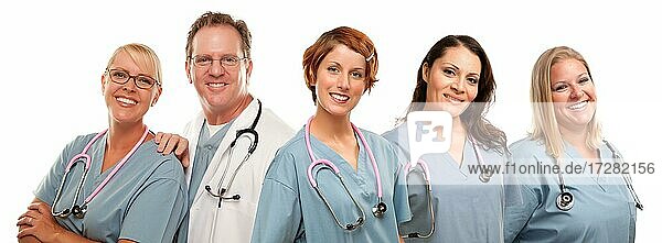 Lächelnder Arzt  Ärztin oder Krankenschwester  Krankenpfleger vor weißem Hintergrund