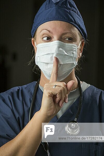 Geheimnisvolle Ärztin oder Krankenschwester mit Finger vor dem Mund