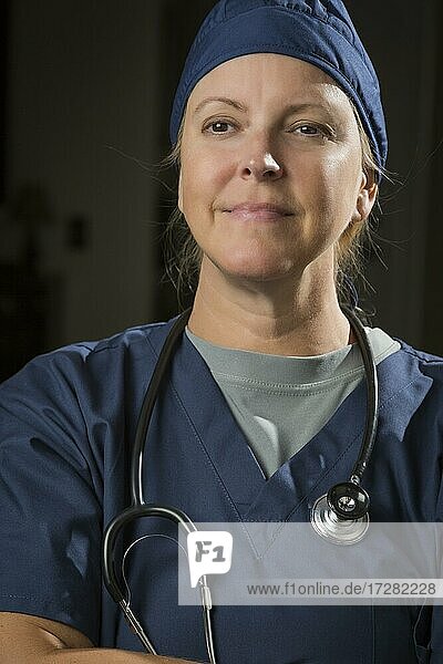 Attraktiver Ärztin oder Krankenschwester Porträt trägt Stethoskop