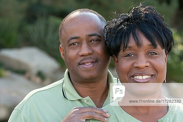 Attraktives und liebevolles afrikanisches amerikanisches Paar posiert im Park