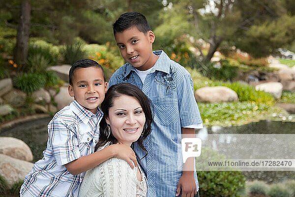 Glückliche hispanische Mutter und Söhne im Park