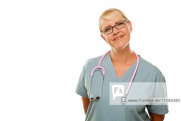 Freundliche blonde Ärztin vor einem weißen Hintergrund