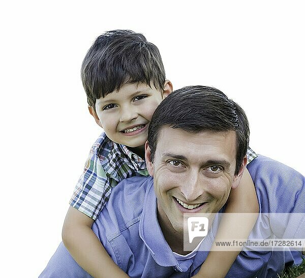 Glücklicher Vater und Sohn spielen Huckepack vor weißem Hintergrund