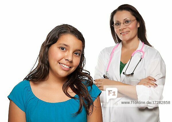 Hübsches hispanisches Mädchen und weiblicher Arzt vor einem weißen Hintergrund