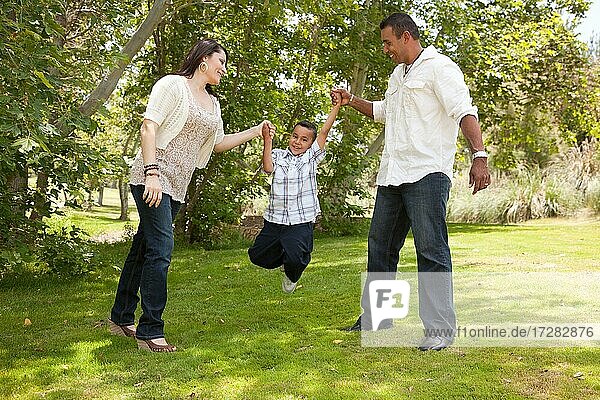 Hispanischer Mann  Frau und Kind haben Spaß im Park