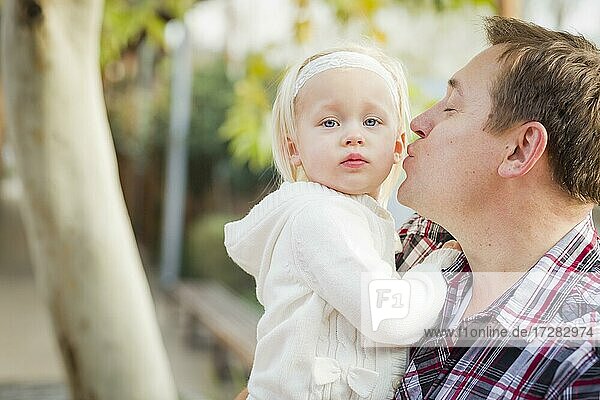 Adorable kleines Mädchen mit ihrem Papa Porträt außerhalb