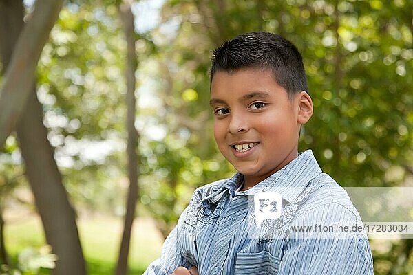 Hübscher junger hispanischer Junge hat Spaß im Park
