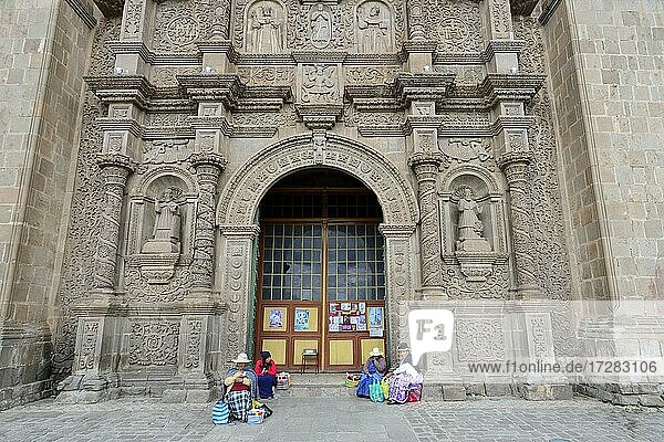Indigene Frauen in Tracht sitzen vor dem Tor der Kathedrale  Catedral Basílica San Carlos Borromeo  Puno  Titicacasee  Peru  Südamerika