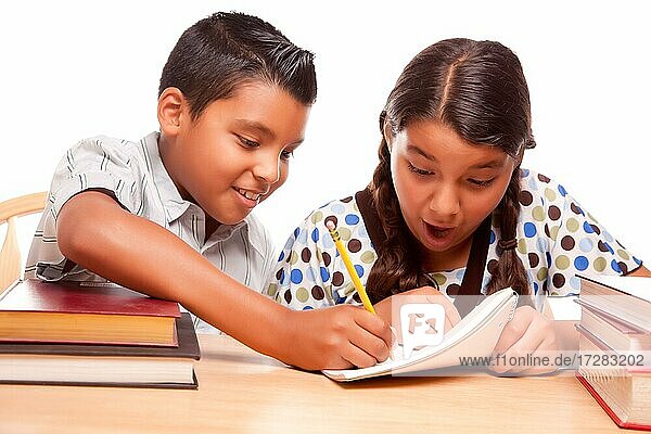 Hispanic Bruder und Schwester mit Spaß studieren zusammen vor einem weißen Hintergrund