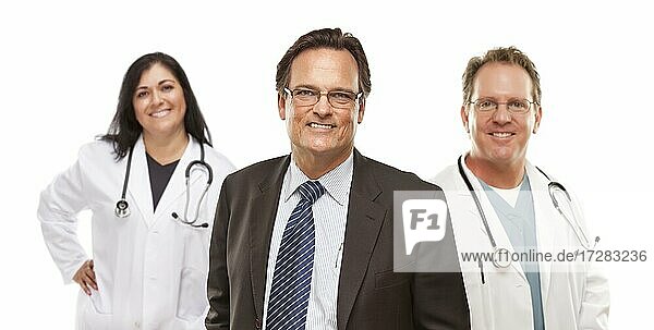 Handsome Geschäftsmann mit medizinischen weiblichen und männlichen Ärzte oder Krankenschwestern hinter vor weißem Hintergrund