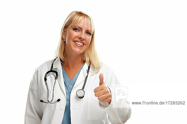 Freundliche weibliche blonde Arzt oder Krankenschwester mit Daumen nach oben vor einem weißen Hintergrund