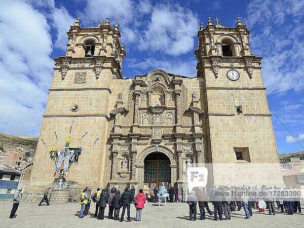 People in front of the cathedral  Catedral Basílica San Carlos Borromeo  Puno  Lake Titicaca  Peru  South America