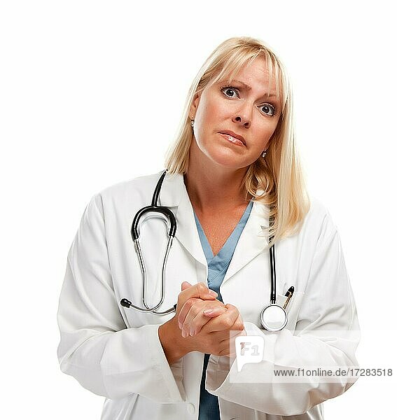 Besorgte weibliche blonde Arzt oder Krankenschwester mit gefalteten Händen vor einem weißen Hintergrund