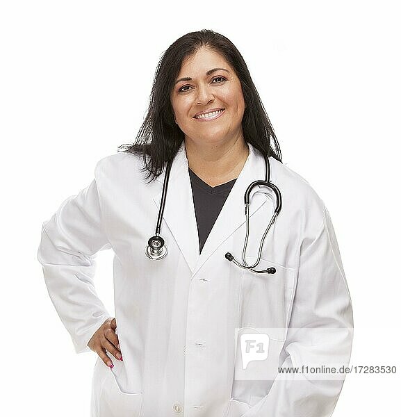 Attraktive weibliche hispanische Arzt oder Krankenschwester vor einem weißen Hintergrund