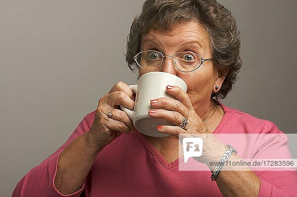 Ältere Frau genießt eine Tasse Kaffee