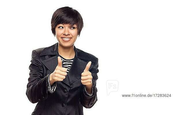 Glückliche junge multiethnische Frau mit zwei Daumen nach oben vor einem weißen Hintergrund