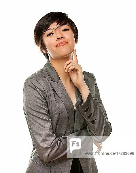 Hübsche multiethnische junge erwachsene Frau posiert für ein Porträt vor einem weißen Hintergrund