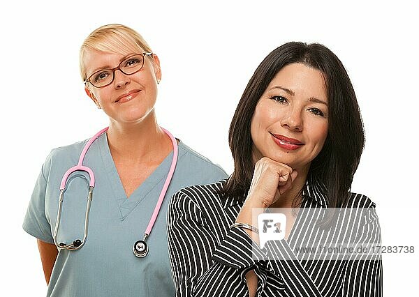Attraktive hispanische Frau mit Ärztin oder Krankenschwester vor einem weißen Hintergrund