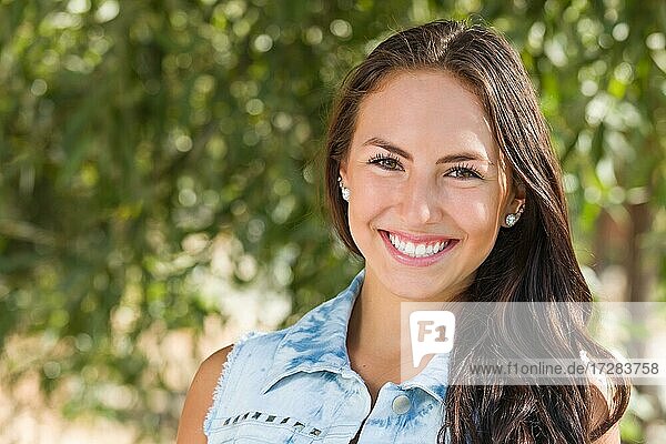 Attraktive lächelnd mixed-race Mädchen Porträt im Freien