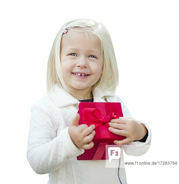 Glückliches Baby Mädchen hält rote Weihnachtsgeschenk vor weißem Hintergrund