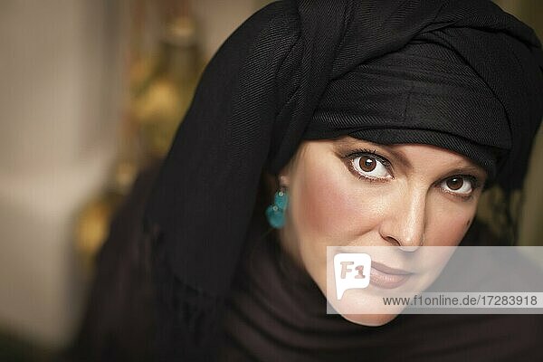 Schöne lächelnde islamische Frau trägt traditionelle Burka oder Niqab