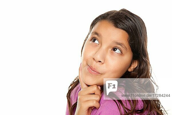 Hübsches hispanisches Mädchen denkt vor einem weißen Hintergrund