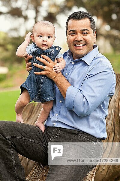 Handsome hispanischen Vater und Sohn posieren für ein Porträt im Park