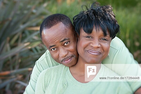 Attraktives und liebevolles afrikanisches amerikanisches Paar posiert im Park