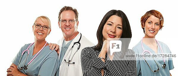 Attraktive hispanische Frau mit männlichen und weiblichen Ärzte oder Krankenschwestern vor einem weißen Hintergrund