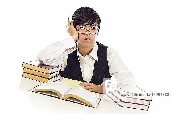 Gelangweilte multiethnische Studentin am Schreibtisch mit Bücher vor einem weißen Hintergrund