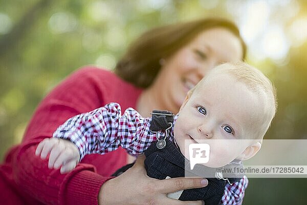 Niedliche kleine Baby-Junge mit Spaß mit Mama im Freien