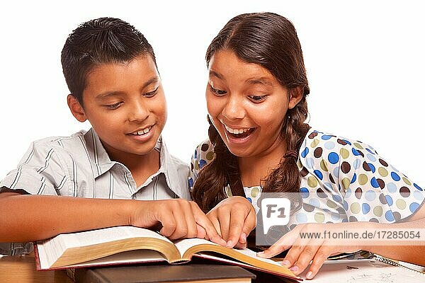 Hispanic Bruder und Schwester mit Spaß studieren zusammen vor einem weißen Hintergrund